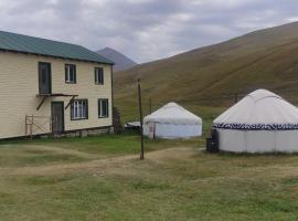 Rafael's Yurt Camp, hotel a Akbeit