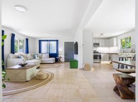 Slice of Paradise with Private Beach, ξενοδοχείο σε Agat