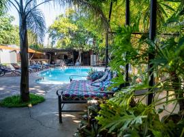 Victoria Falls Backpackers Zambia & Activity centre，利文斯頓的飯店