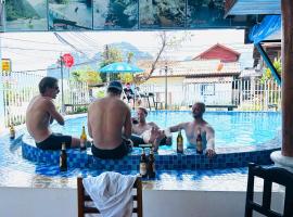 Vangvieng Rock Backpacker Rooftop Hostel, מלון בואנג ויינג