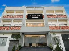 Super OYO Townhouse Vibhuti Khand Gomti Nagar Formerly Pratham Inn