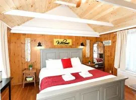 Cottage 12 - Year Round - Pet Friendly 50 Fee -1 King Bed 1 Bath & Courtyard