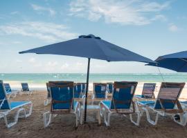 OCEAN VIEW DELUXE SUITE: PVT. BEACH & POOL, hotel in San Juan