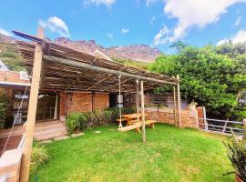 Panoramic Mountain Views Off-Grid Private Bungalow, хотел в Lakeside