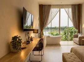 White Wall Riverfront Hotel