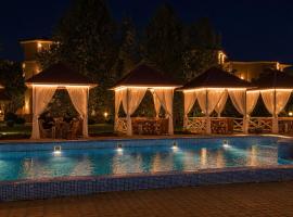 Nur M Family Resort: Yusufkhona şehrinde bir otel