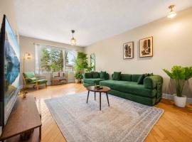 Family-Friendly 3BR Bungalow by Chinook Mall, hotel a Calgary