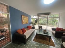 Beautiful house to rest, work or accommodate athletes, hôtel à Caracas