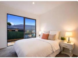 Private Ground Floor 3-Bedroom Suite, hotel ad Auckland