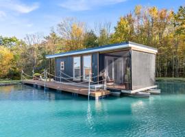 Tiny House Boat on a Tiny Lake Retreat, hotell i Brackney