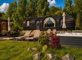 Friday Inn Igloo - Jacuzzi încălzit, Foișor cu încălzire infraroșu si videoproiector, Intimitate, Natură, Priveliște & Iaz - Escapadă romantică premium într-un tiny house unic în Romania - La doar o oră de București si 25 min de Sinaia, ξενοδοχείο σε Comarnic