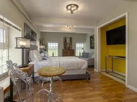 Modern Queen Suite Near SIU Carbondale