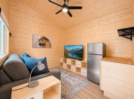 Tiny Home Retreat at Mt Rainier with Hot Tub & Sauna, hotel Ashfordban