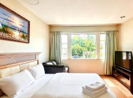 Private Ensuite Room Near YVR Airport Vancouver West, hotel u Vancouveru