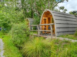 Cozy Lake Pod with shared bathroom near Gstaad, hotel em Zweisimmen