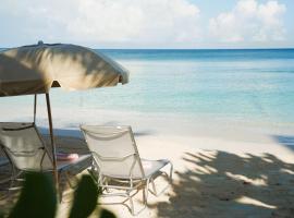 Hampton by Hilton Grand Cayman Seven Mile Beach: George Town şehrinde bir otel