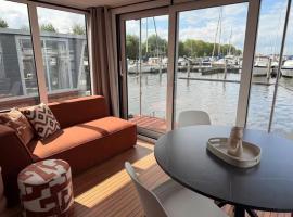 Glamping Houseboat, ξενοδοχείο σε Dinteloord