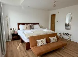 Stylish Waterfront Living Boutique Hotel Opposite Hill Dickinson Stadium With Free Parking