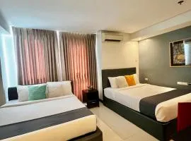 The Upperhouse Hotel Boutique Stay with City & River Views