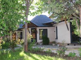 Happy Nomads - Modern Yurt Cottages & Breakfast, hotel i Karakol