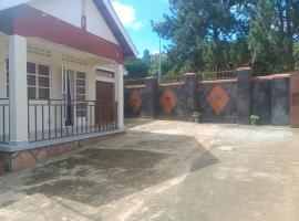 Spacious 3bdr house in secure Entebbe compound, hotel i Entebbe