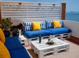 Beachfront Apartment - 2 Terraces - Stunning Sunrises, hotel em Gibraltar