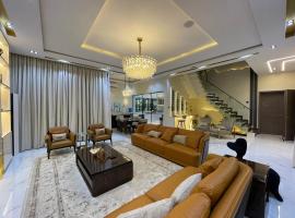 Luxury 5 BR Villa with Pool,Cinema Lekki, hotel em Lekki