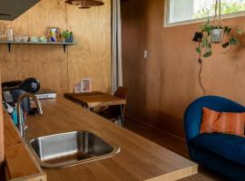 Vrij aan de Amstel Tiny House met hottub aan het water, hotel di Woerdense Verlaat