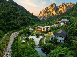 Floating Peaks Lodge-English Services-Near the Ticket Gate، فندق في تشانغجياجيه