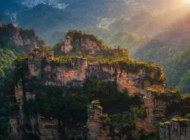 Yuezhu-Peak Cloud-Free pick-up service of 2 nights ,5-minute walk to The Zhangjiajie Forest Park,Free Western breakfast & coffee &self-laundry and drying,english service
