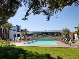 Hôtel Parc du Landreau، فندق في ليزيربييه