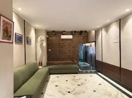 Status Business Hotel - Naveen Market