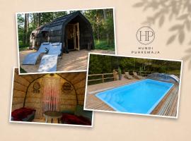 Hundi Holiday Home Cabin "Paat", hotel en Hiiessaare