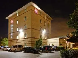 伦敦瑟罗克M25宜必思酒店