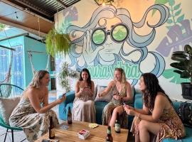 Pura Vibra Hostel, hotell i Fortuna
