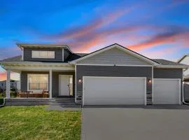 Spacious Modern Home-20 minutes from Des Moines