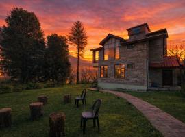 4 Bedroom Luxury Bungalow In Manali With Beautiful Scenic Mountain & Orchard View - #Private Bungalow #Premium Big rooms #Parking #Guest Preferred, hotel u gradu Manali