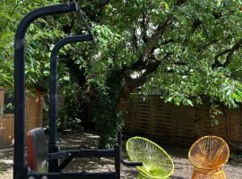 Le " Cerisier " Villa Male dorm shared room 8pm to 10am, Hotel in La Courneuve