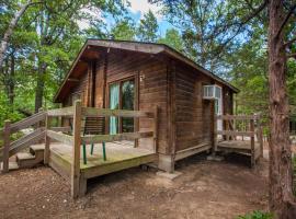 Lake Texoma Camping Resort Cabin 4, hotel en Willow Spring