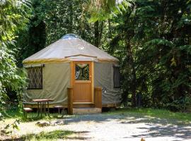 Hotel Photo: Mount Vernon Camping Resort 16 ft. Yurt 6
