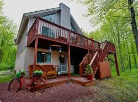 WOW!! Ultimate Pocono Retreat Hot Tub, Game Room, Fire Pit, Near Lakes & Hiking!