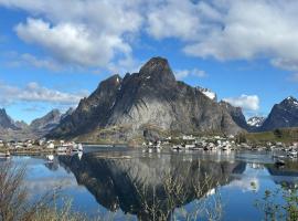Lofoten Bed & Breakfast Reine - Rooms & Apartments – hotel w mieście Reine
