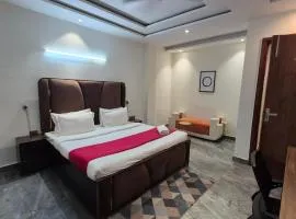 Hotel BNB Stays Near Golf Course Road