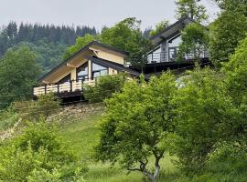 Mountain soul hub будиночок на схилі, hotel in Krasnik