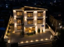 Hotel Blue stone leh main market