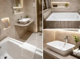 Royal Aana Inn Swimming Pool & Bathtub