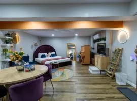 VIBES! Free Parking, Piano, King Bed