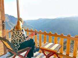 TOWER Hotel, hotel em Dana
