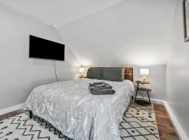 Modern Pet Friendly Apt Hiking Touring Studio