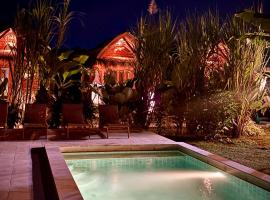 Damai Bungalows, hotel in Maluk